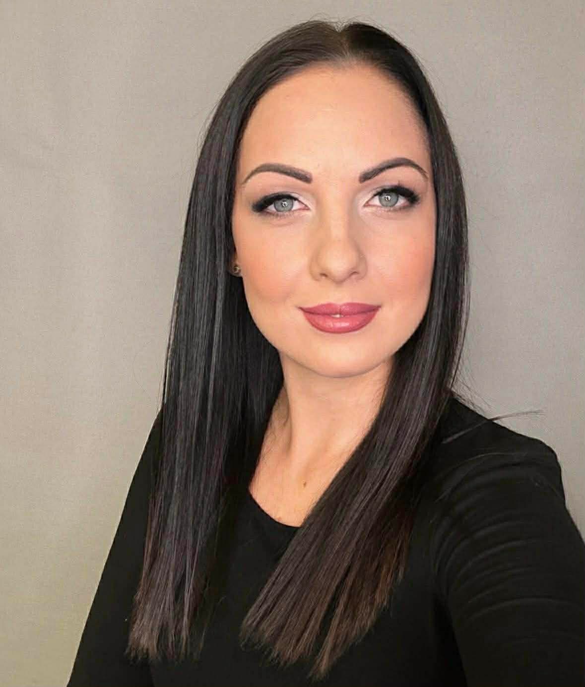 Nagy Alexandra vagyok, Körömkozmetikus. Kéz és lábápolással foglalkozom.